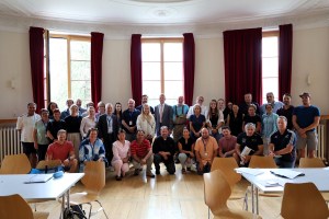 Da schnestra a dretta:  Katja Braun (rectura), Jared Nolan (head of campus), Evie Lin, Sven Pattis, Cristina A. Bazzell,  Marchet Nesa, Rebekka Marti, Jon Zanetti, Jon Peer (president dal cussagl administrativ)