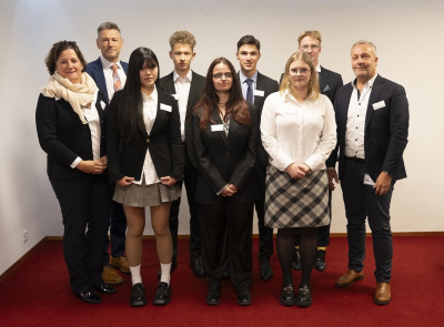 Da schnestra a dretta:  Katja Braun (rectura), Jared Nolan (head of campus), Evie Lin, Sven Pattis, Cristina A. Bazzell,  Marchet Nesa, Rebekka Marti, Jon Zanetti, Jon Peer (president dal cussagl administrativ)