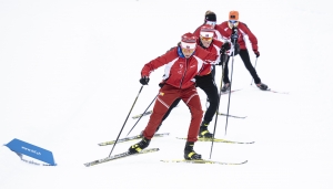 Snowboarder und Langläufer im Wettkampfmodus